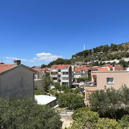Retro-Two Bedroom Apartment With Sea View *