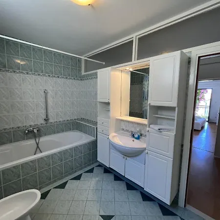Retro-Two Bedroom Apartment With Sea View Appartement *
