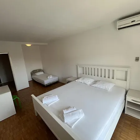 Retro-Two Bedroom Apartment With Sea View Appartement