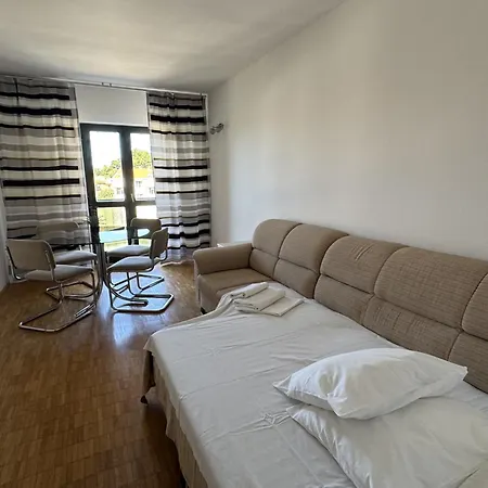 Retro Apartment With Sea View